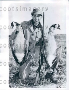 1960 Hunter With Gun & Kill of Canadian Geese Press Photo - Picture 1 of 2