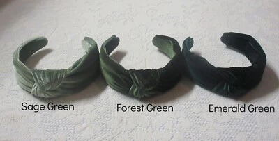 Diadema retro hecha a mano con nudo superior verde salvia esmeralda terciopelo en 3 tonos Foto 1 de 3