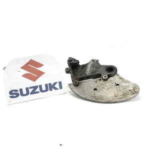 92 Suzuki RM125 RM 125 1992 OEM PINZA DE FRENO TRASERO SOPORTE PROTECTOR DE METAL - Imagen 1 de 9