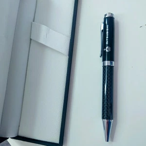 Bolígrafo de fibra de carbono Mitsubishi Motors en caja de regalo - Coleccionable corporativo - Imagen 1 de 6