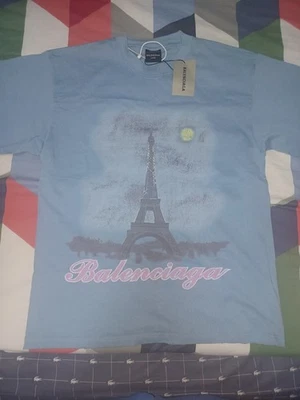 Camiseta azul Balenciaga unisex. El que muestra la Torre Eiffel. Foto 1 de 4