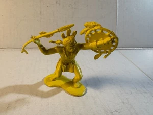 Marx 45mm 1950 Fort Dearborn indio atacando.  Figura de plástico amarillo. - Imagen 1 de 1