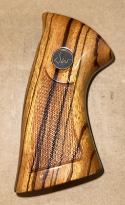 Empuñadura de cebra de madera con marco Dan Wesson Foto 1 de 4