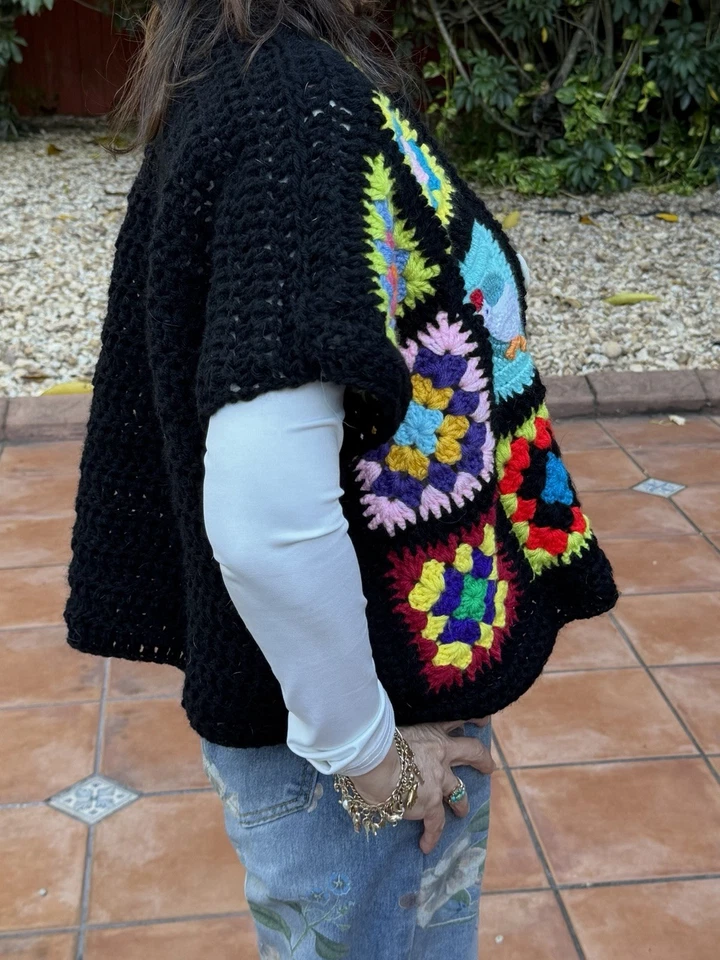 Cárdigan de ganchillo negro chaleco de gran tamaño hecho a mano con cuadrados de abuela Foto 1 de 4