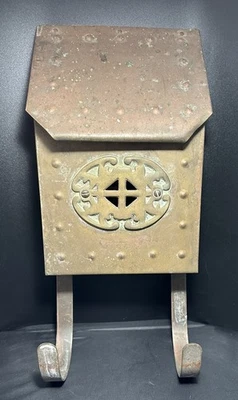 Buzón de montaje en pared de latón vintage tapa abatible tachonado ornamentado artesanías revista  Foto 1 de 4