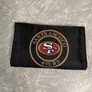 SAN FRANCISCO 49ers PORTAFOGLIO TRIPIEGHE IN NYLON NERO. NFL Team Gear. - Foto 1 di 4