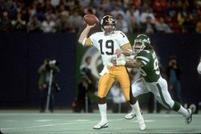 Quarterback David Woodley of the Pittsburgh Steelers passes as h- 1984 Old Photo