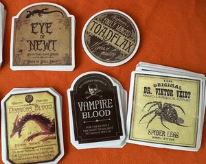 10 X PEGATINAS HARRY POTTER DYGON ALLEY LAPTOP INGREDIENTES MÁGICOS FANTASÍA - Imagen 1 de 5