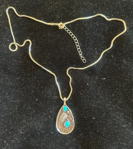 Neu! Silberfarbene Träne mit Blatt & türkisfarbenem Farbstein an zierlicher 18" + 2" Kette - Bild 1 von 6