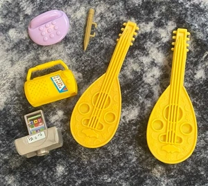 Vintage Barbie Puppe Zubehör Konvolut Gitarren, Radio, Wecker, Telefon - Bild 1 von 6
