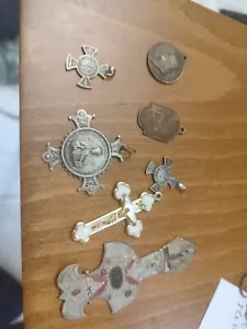 Spilla Ciontolo Crocette Arte Sacra Religione Chiesa Stock 13 Pz Vintage - Foto 1 di 4
