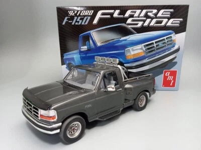 1:25 Scale Model Kit 1992 Ford F-150 Flare Side Skill 2 AMT1451 - Image 1 of 4