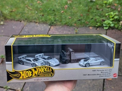 Hot Wheels Diorama Set  McLaren F1 ,  Porsche 911 GT1 , Mercedes-Benz CLK-GTR - Image 1 of 4
