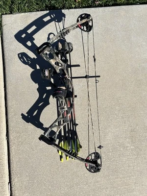 Hoyt Ruckus Compound Bow Package Sight Release Arrows Right Hand - Image 1 of 4