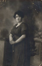 #25058 Grèce années 1920. Femme, bagues & bracelets. Arrière-plan. Photo RPPC KALLIGGERIS
