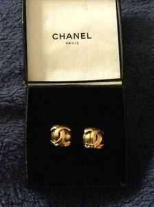Vintage CHANEL CC Logos Earrings Small Clip-On Gold-Tone 209 Authentic W/ OG Box - Picture 1 of 8