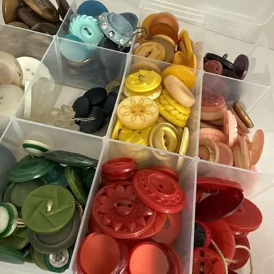 Box Of Vintage Celluloid, Bakelite And Early Plastic Buttons - Image 1 of 4