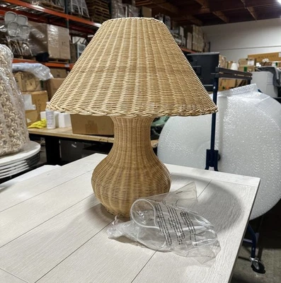 Lámpara de mesa de ratán Serena & Lily Worthing tejido de mimbre (pequeña)-marrón natural Foto 1 de 4