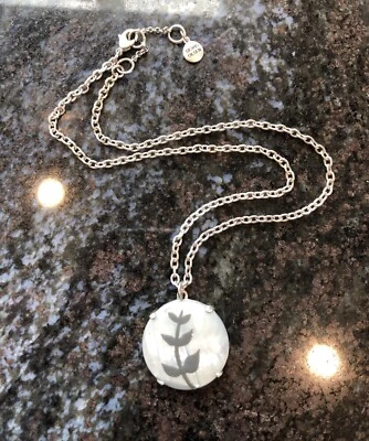 Collar Firmado Sigrid Olsen Tono Plata Madreperla Colgante con Floral Gris Foto 1 de 4