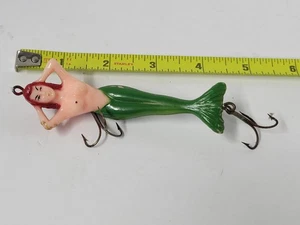 Señuelo de pesca vintage Red Head Mermaid 4" de los años 50 2 agudos - Imagen 1 de 3