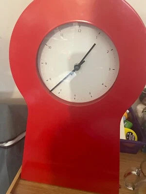 IKEA 1999 PS Reloj Rojo Estante Manto Cerradura Metal De Colección 18” Contemporáneo Años 90 Foto 1 de 4