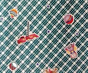 * Tela de algodón acolchada Daisy Kingdom TOSSED TOYS Past & Presents 26" x 44" - Imagen 1 de 3