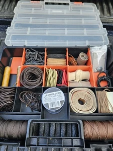 Konvolut Leder Bastelbedarf Lederband Riemen, Schnürsenkel, Concho, Aufbewahrungskoffer - Bild 1 von 19