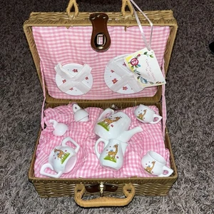 Delton Kinder Porzellan Teeservice für 2 Giraffenmuster im gefütterten Korb - Bild 1 von 7