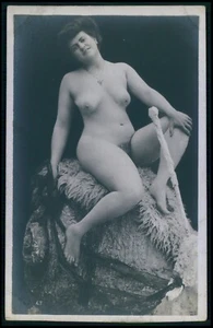 Postal foto francesa desnuda completa mujer Buxom belleza original antigua principios del siglo XX - Imagen 1 de 2