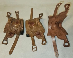 VINTAGE BARBIE GRÖSSE PFERDESATTEL KONVOLUT 3 REITER KOMPLETT GÜRTEL STEIGBÜGEL - Bild 1 von 5