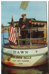 Kapitän Don Saunders mit Boot "Dawn" Wisconsin Dells, WI Farbpostkarte #1939 - Bild 1 von 2