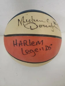 Baloncesto firmado por las leyendas de Harlem Michael Douglas - Imagen 1 de 8