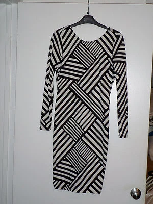 Vestido Vaina Para Mujer Colección Kardashian-Rayas Geométricas Foto 1 de 4