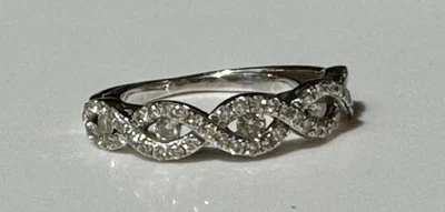 Alianza de boda de oro blanco de 14 quilates y diamantes naturales media eternidad torcida con protector de anillo  Foto 1 de 4