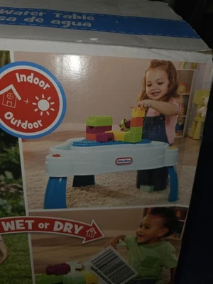 Mesa de agua Little Tikes Build & Splash con bomba de agua. Foto 1 de 4