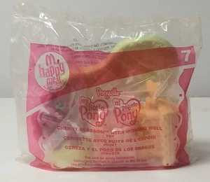 My Little Pony Ponyville Cherry Blossom Mcdonalds # 7 Wishing Well 2007 nuevo en paquete - Imagen 1 de 3