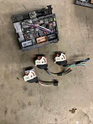 Коробка предохранителей моторного отсека Peugeot Partner Berlingo 9675878480 R05 + вилки и кабель - Изображение 1 из 4