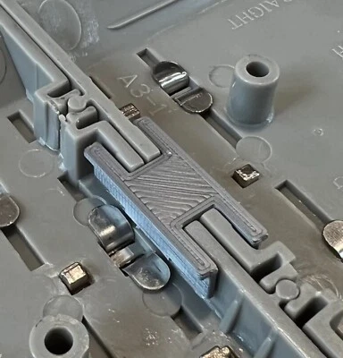 LIONEL O GAUGE FASTRACK  (100) CLIPS GREY CLOSE COLOR MATCH CONNECTOR CLAMP - Image 1 of 3