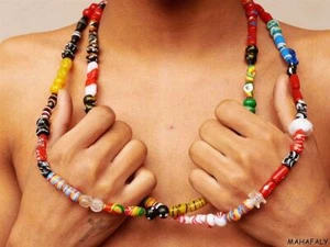 Recycling Plaste Perlen Strang vakana gasy -PPM- 130 cm aus 120 Perlen 5 - 12 mm - Foto 1 di 5