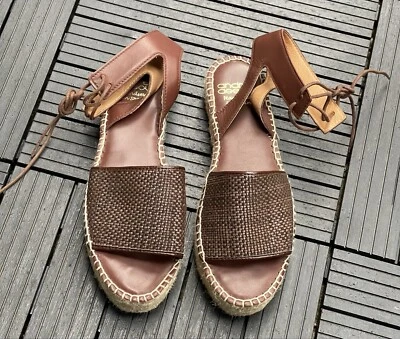 Sandalia de cuero con plataforma Andre Assous Sabina para mujer talla 7,5 Foto 1 de 4