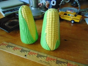 Ältere Maiskolben Salz und Pfefferstreuer - sehr guter Zustand - im original Kunststoffhalter - Bild 1 von 5