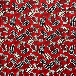 NBA MIAMI WÄRMEGEWORFEN LOGO DRUCK 100 % BAUMWOLLE STOFF VOM 1/2 YARD - Bild 1 von 3