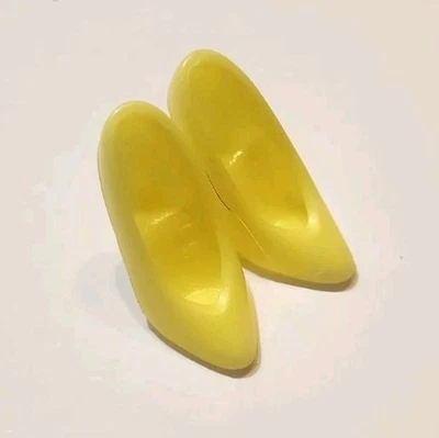 BARBIE HEELS PUMPS YELLOW SIMPLE PLAIN 1990s FASHION STYLE CUTE DOLL SHOES Foto 1 de 3