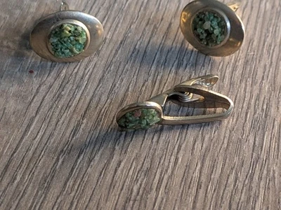 Gemelos de piedra de jade triturada vintage gemelos y pasador de corbata a juego tono dorado  Foto 1 de 4
