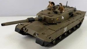 Leopard 2A6 Kampfpanzer 1:35 gebautes Vitrinenmodell mit Besatzungsfiguren - Bild 1 von 16
