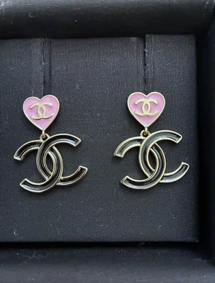 AUTÉNTICOS CHANEL 2024 Rosa Corazón Negro CC Gota Metal Pendientes y Caja Foto 1 de 4