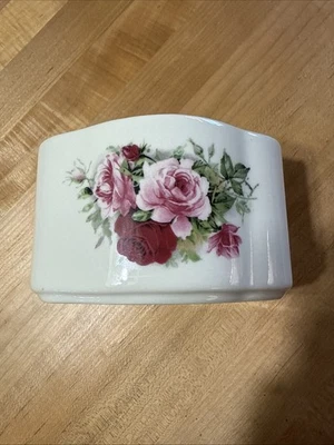 Porta Cepillo de Dientes Formalidades Vintage Por Baum Bro Color Crema Con Rosas Rosas Foto 1 de 4