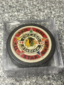 Steve Yzerman Firmato Autografo Chicago Stadium All Star Game Hockey Puck JSA - Foto 1 di 2