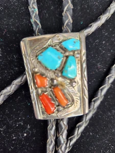 Vintage Zuni Sterlingsilber signierte "Wayne C" Bolokrawatte mit Türkis & Koralle - Bild 1 von 4