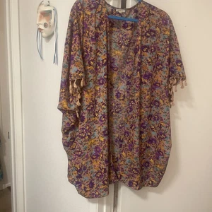 Jodifl Boho Topper vorne offen in schönem mehrfarbigem Blumenmuster groß - Bild 1 von 7